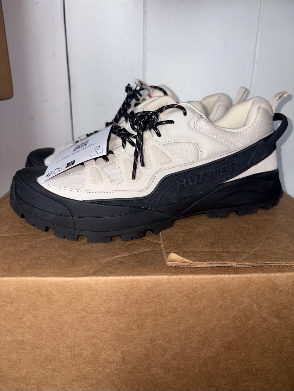 Hunter Men’s Cream and Black Trail Sneakers size 9M